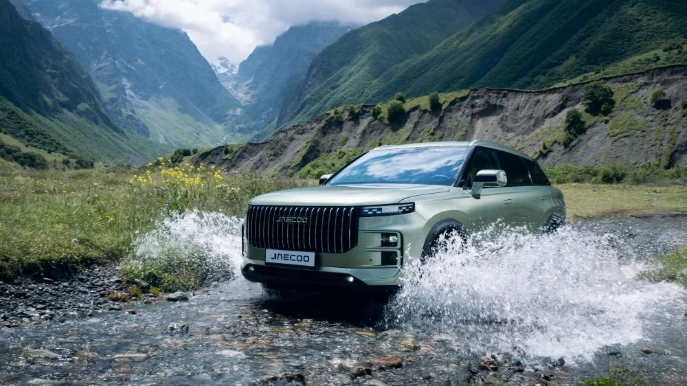 Кроссовер Jaecoo J7 сбоку спереди полный привод