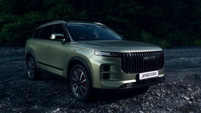 Кроссовер Jaecoo J7 сбоку спереди