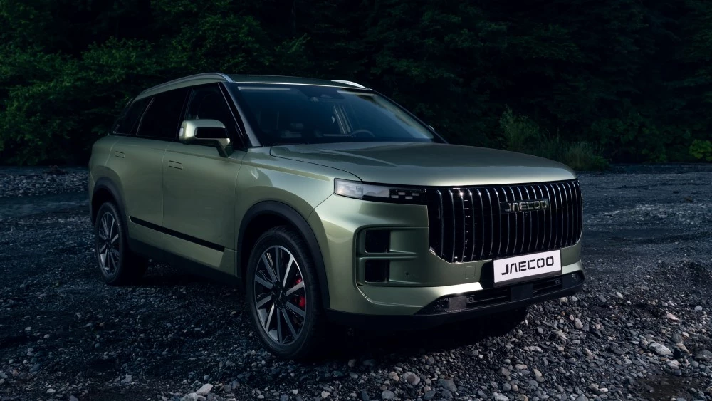 Кроссовер Jaecoo J7 сбоку спереди