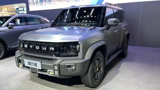 Кроссовер Jetour Traveler Чэнду 2023 сбоку спереди