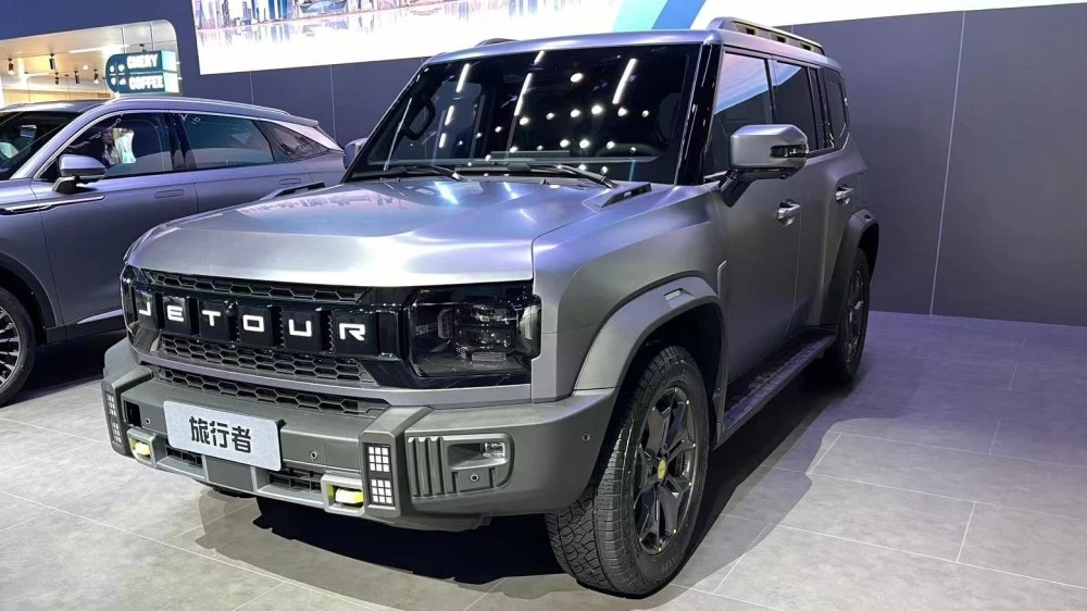 Кроссовер Jetour Traveler Чэнду 2023 сбоку спереди