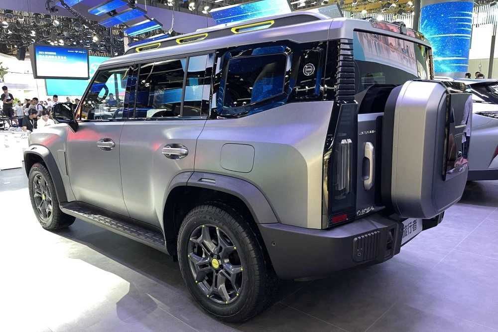 Кроссовер Jetour Traveler Чэнду 2023 сбоку сзади