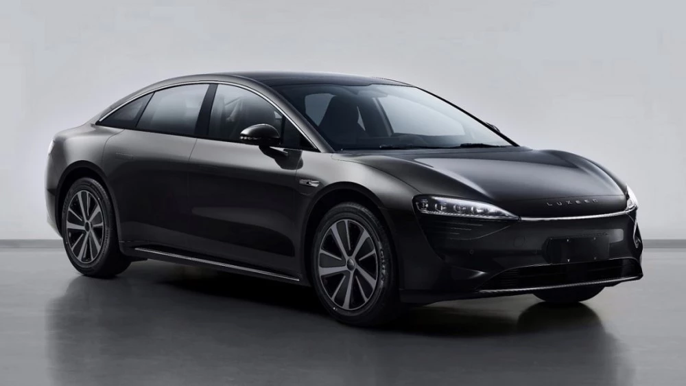 Седан Luxeed назвали S7. Раскрыты все секреты первой модели бренда Luxeed S7 сбоку спереди Huawei