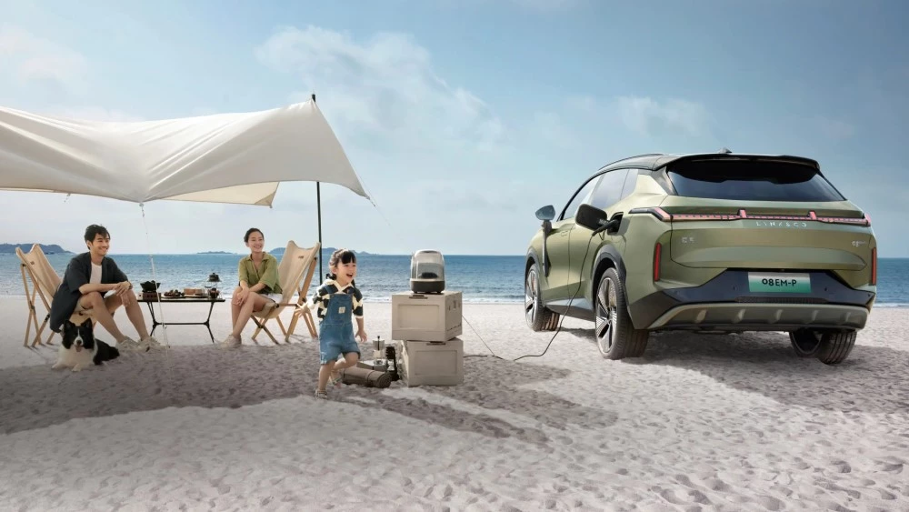 Гибридный кроссовер Lynk & Co 08 EM-P сзади