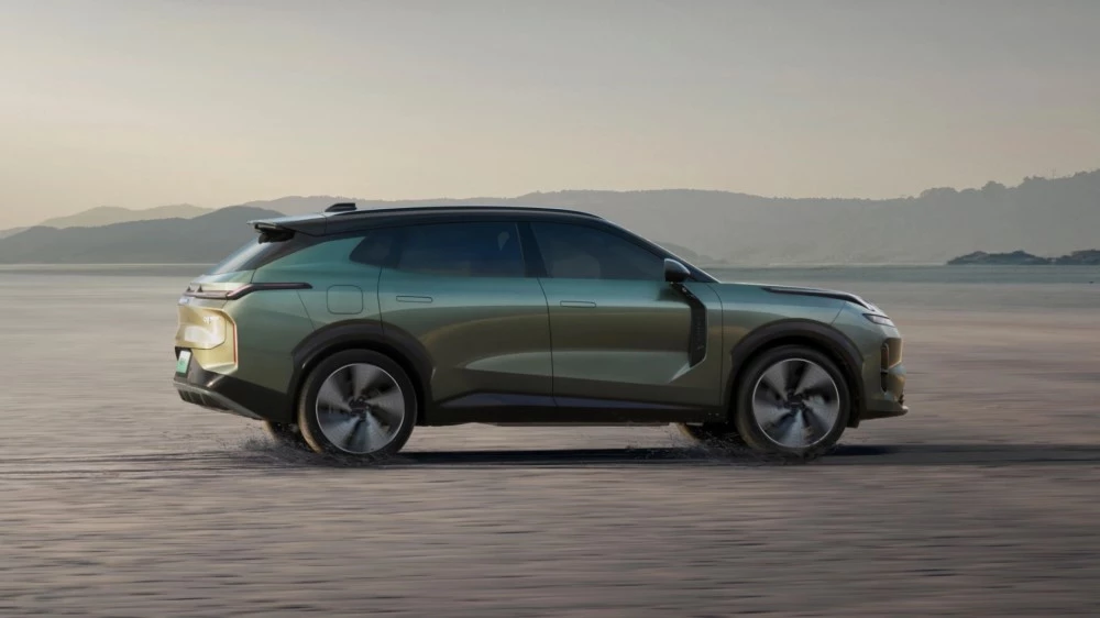 Гибридный кроссовер Lynk & Co 08 EM-P спереди сбоку