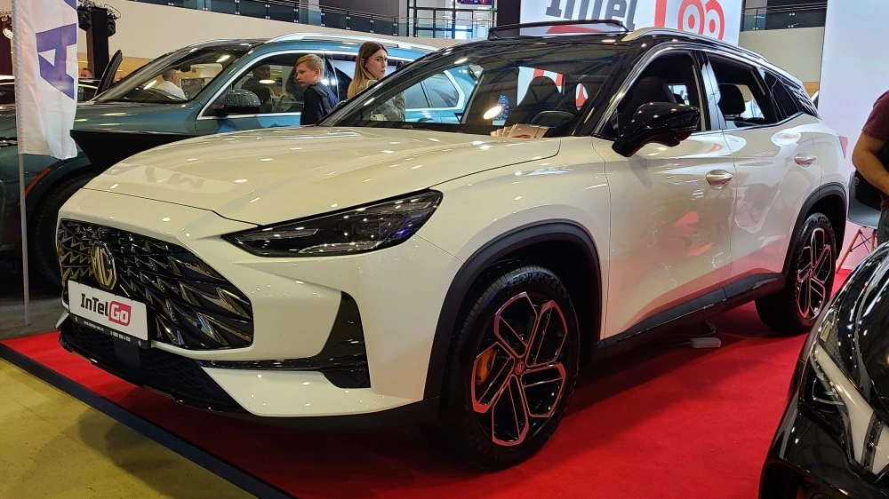 Дизайн кроссовера MG One спереди сбоку