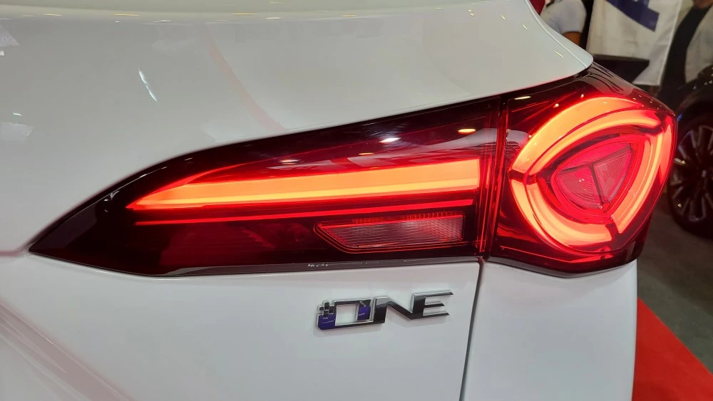 MG One задняя оптика