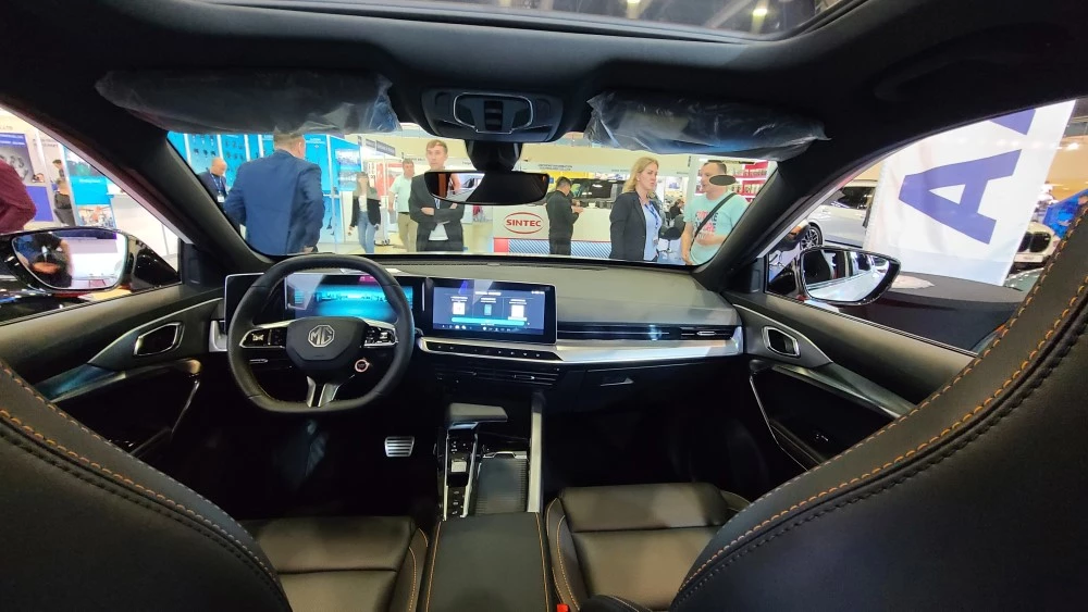 Салон интерьер кроссовер MG One