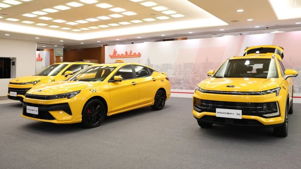 Лифтбек «Москвич 6» кроссоверы «Москвич 3» и «Москвич 3е» на форуме «Такси» в Москве сбоку спереди