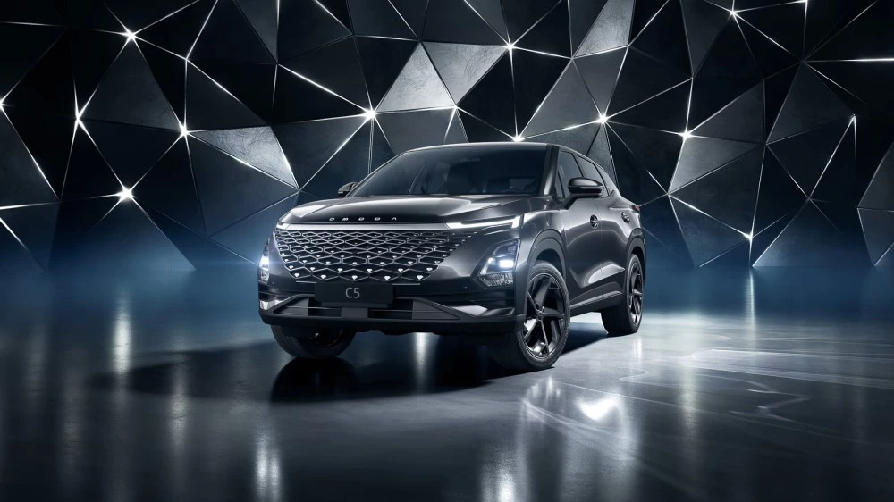 Черный бриллиант. На российский рынок выходит новая версия кроссовера Omoda C5 Omoda C5 Black Diamond сбоку спереди