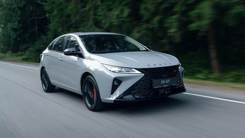 Omoda S5 GT спереди сбоку