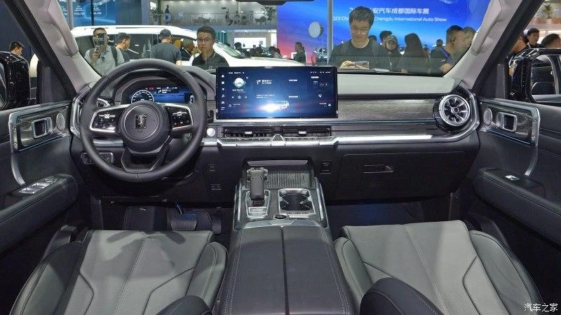Внедорожник Tank 400 на автосалоне в Чэнду 2023 салон иньерьер