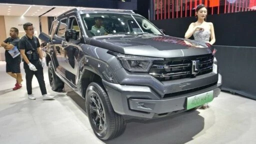 Внедорожник Tank 400 на автосалоне в Чэнду 2023 сбоку спереди