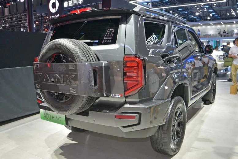Внедорожник Tank 400 на автосалоне в Чэнду 2023 сбоку сзади