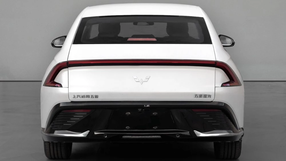 Электрический седан Wuling Starlight сзади