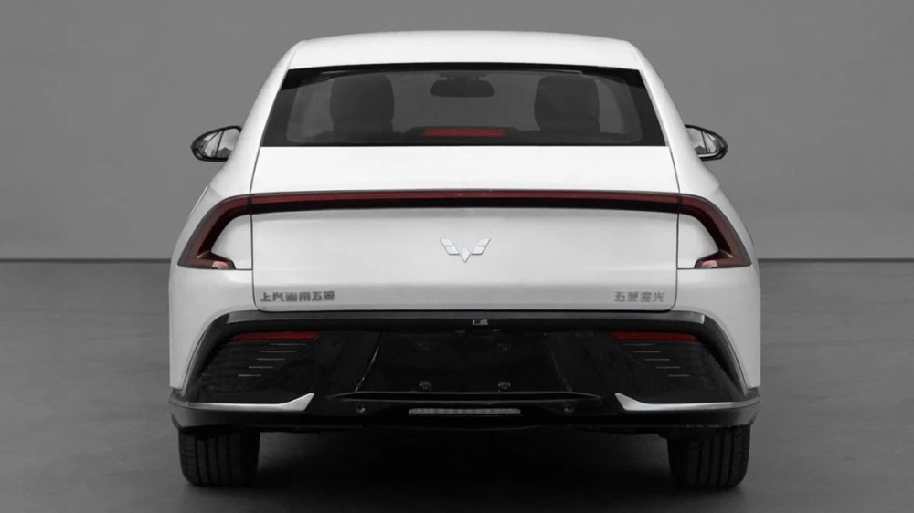 Гибридный седан Wuling Starlight сзади