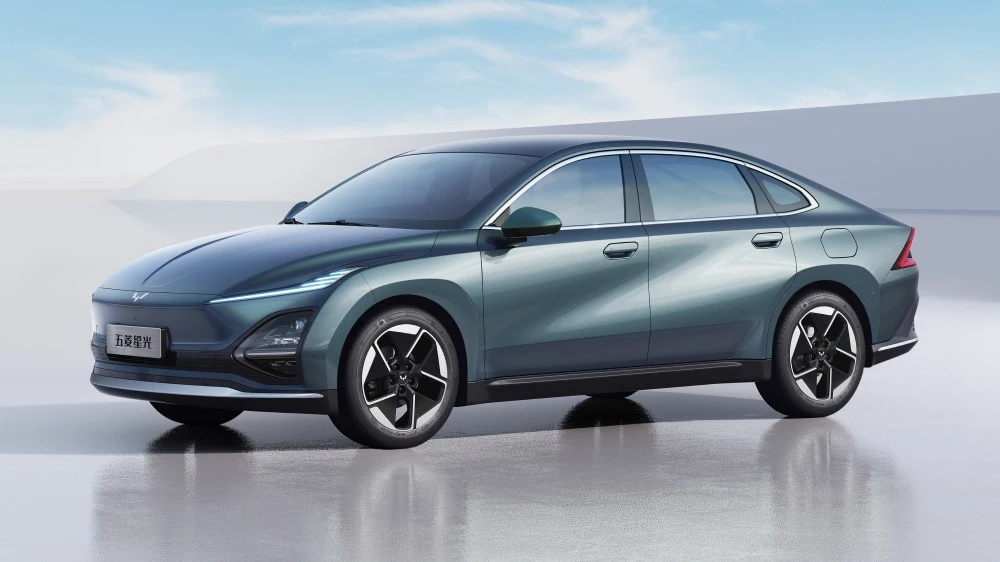 Wuling Starlight сбоку спереди электрический