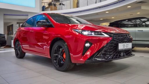 Omoda S5 GT автопрестус в дилерском центре в автосалоне купить сбоку спереди