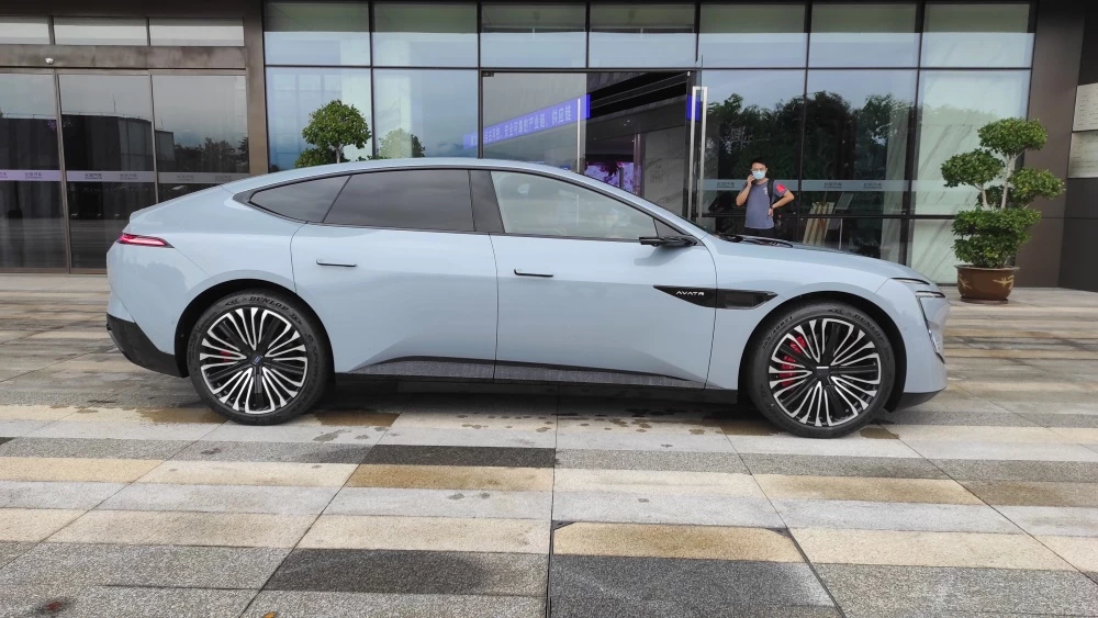 Электрический седан Avatr 12 сбоку