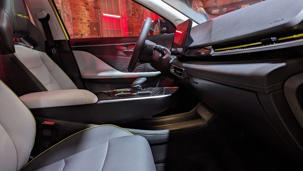 BAIC X55 интерьер салон парящая консоль тоннель