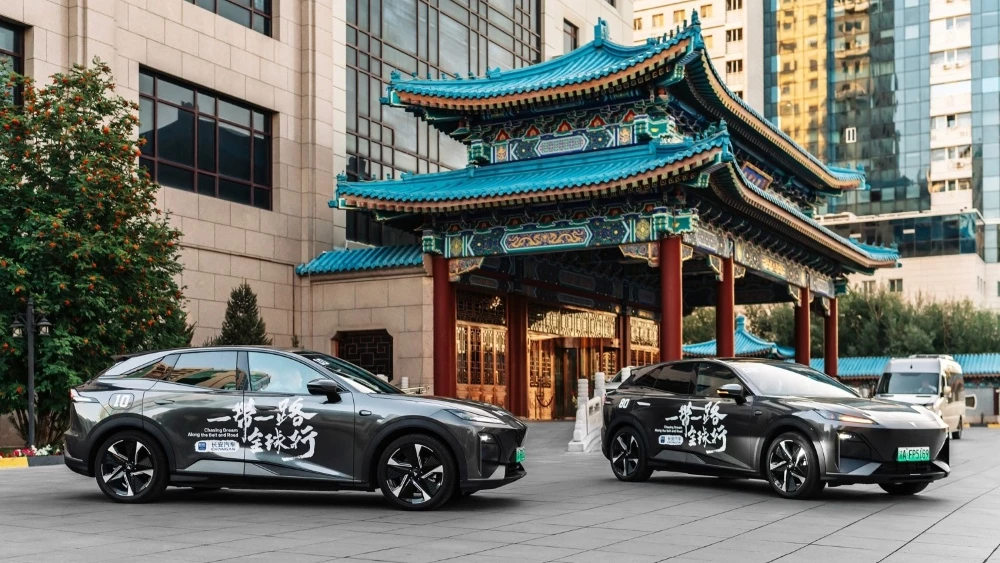 Кроссоверы Changan Deapal S7 в Казахстане сбоку спереди