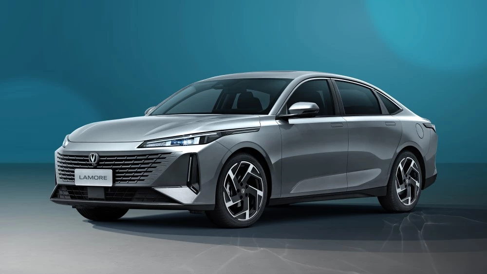 Changan Lamore сбоку спереди