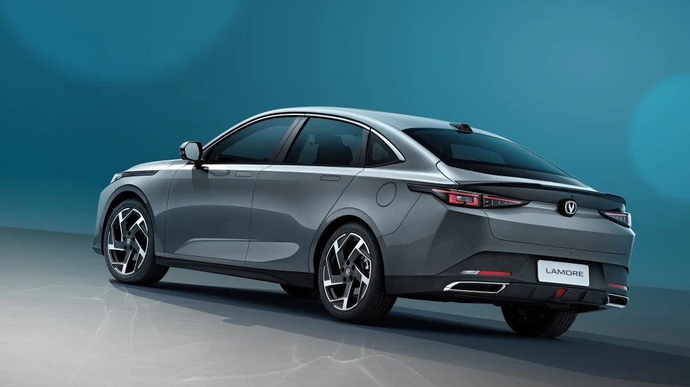 Changan Lamore сбоку сзади