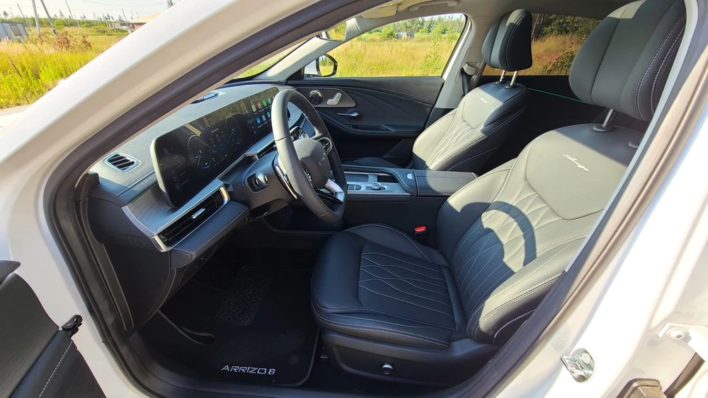 Chery Arrizo 8 салон интерьер первый ряд
