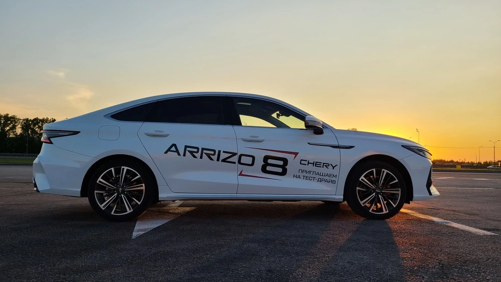 Chery Arrizo 8 сбоку