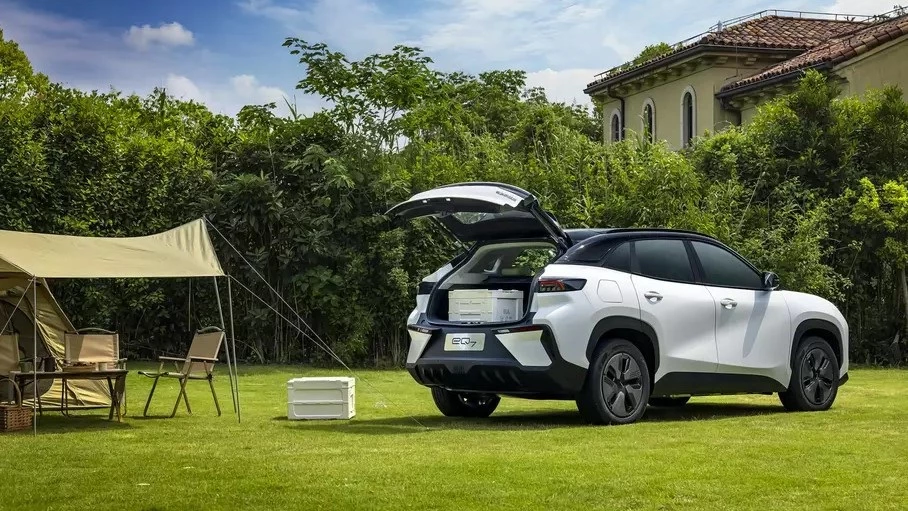 Электрический кроссовер Chery eQ7 сзади сбоку багажник