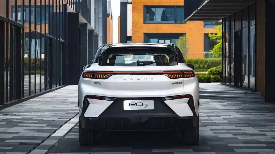 Электрический кроссовер Chery eQ7 сзади