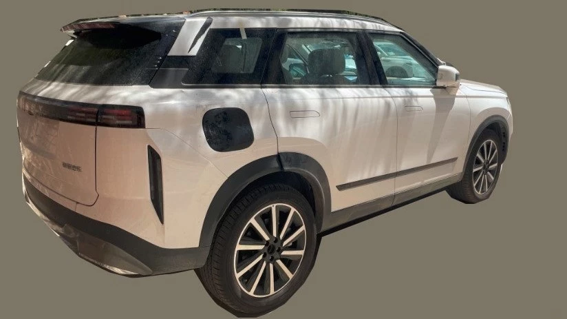 Новый гибридный кроссовер Chery Explore 06 сбоку сзади