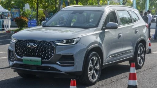 обновленный новый Chery Tiggo 8 Pro e+ спереди сбоку