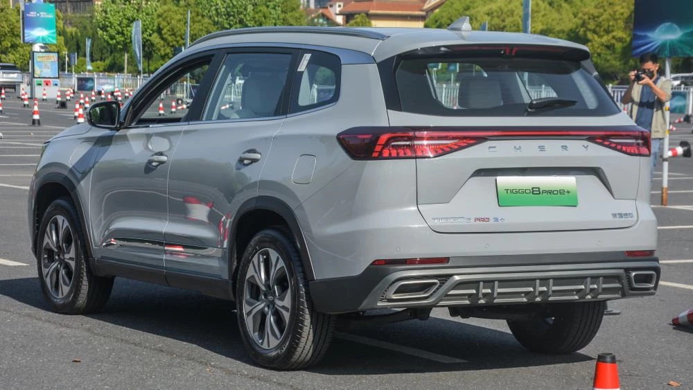 обновленный новый Chery Tiggo 8 Pro e+ сзади сбоку