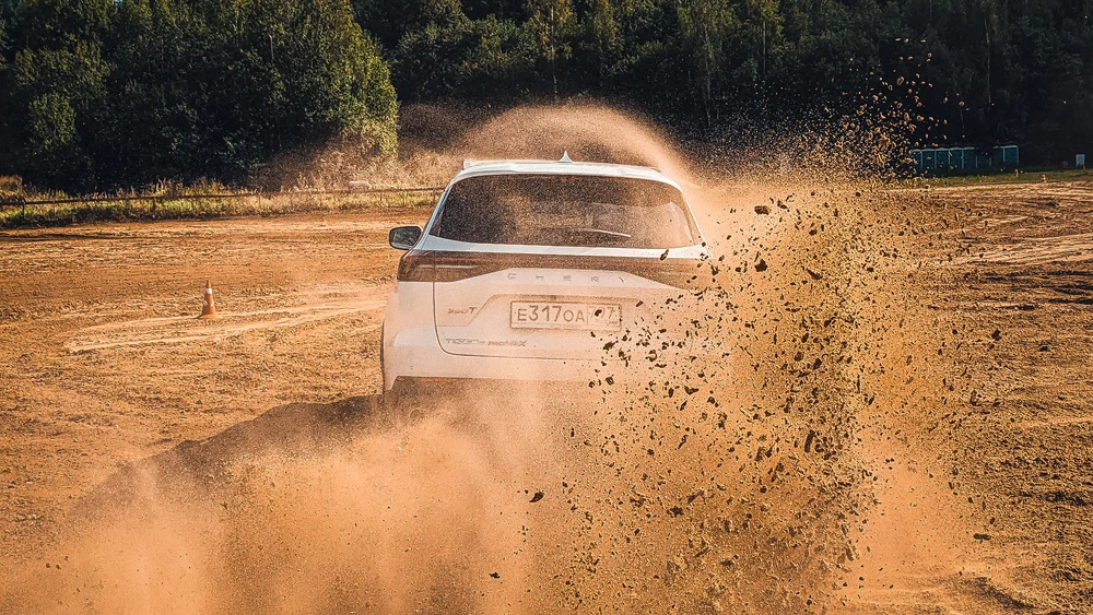 тест-драйв новый обновленный Chery Tiggo 8 Pro Max сзади в динамике полный привод