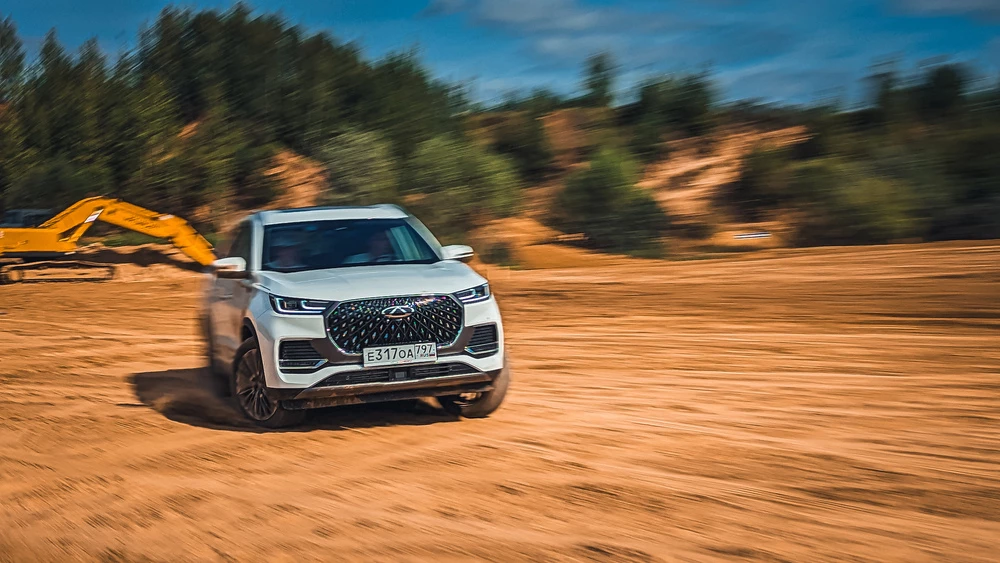 тест-драйв новый обновленный Chery Tiggo 8 Pro Max спереди сбоку в динамике