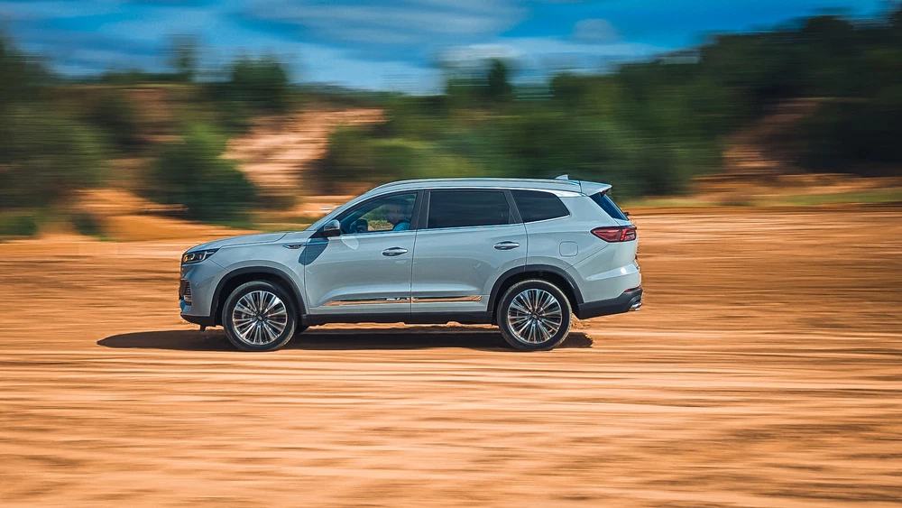 тест-драйв новый обновленный Chery Tiggo 8 Pro Max сбоку в динамике