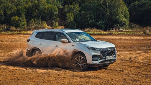 тест-драйв новый обновленный Chery Tiggo 8 Pro Max спереди сбоку в динамике полный привод