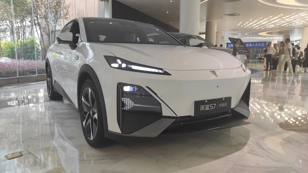 суббренды Changan Deeapal S7 спереди сбоку