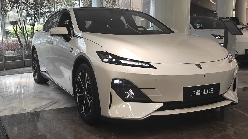 Седан Deepal SL03 спереди сбоку