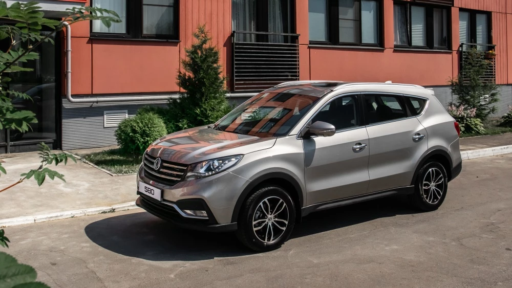 Кроссовер Dongfeng 580 сбоку спереди
