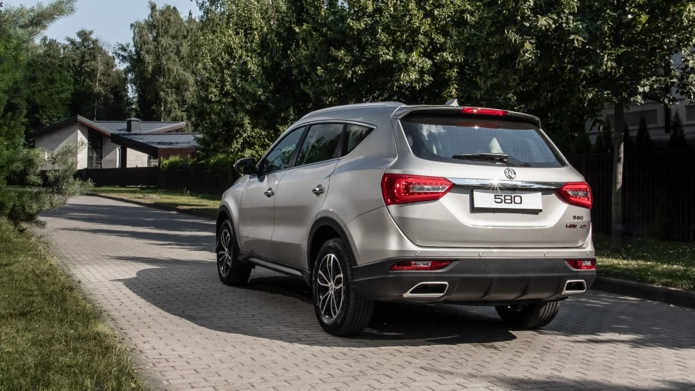 Кроссовер Dongfeng 580 сбоку сзади