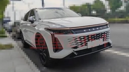 Гибридный кроссовер Exeed RX C-DM сбоку спереди