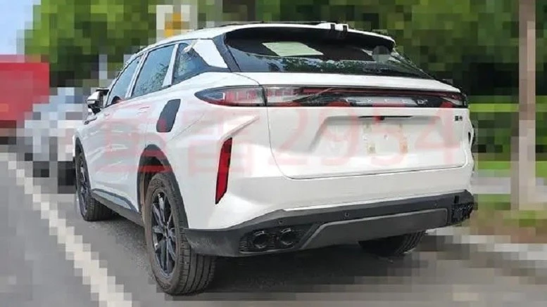 Гибридный кроссовер Exeed RX C-DM сбоку сзади