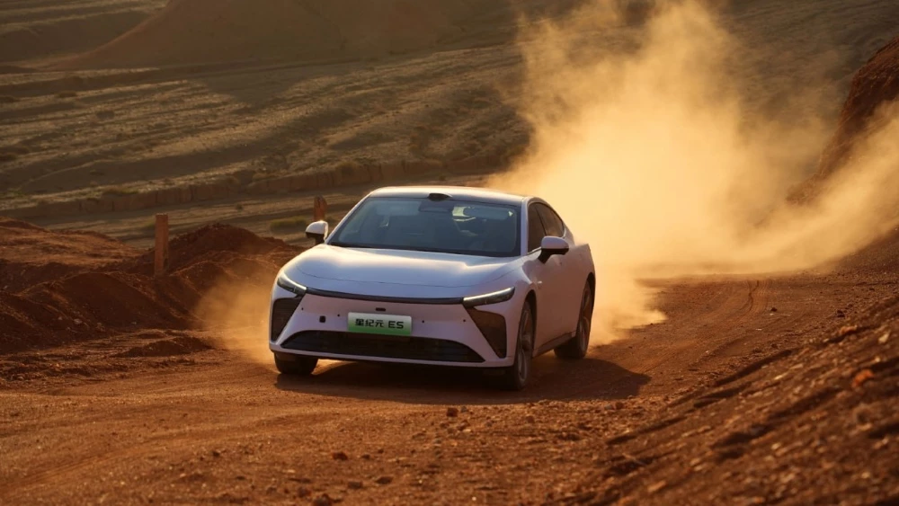 Exeed Exlantix ES спереди сбоку в динамике в пустыне тесты