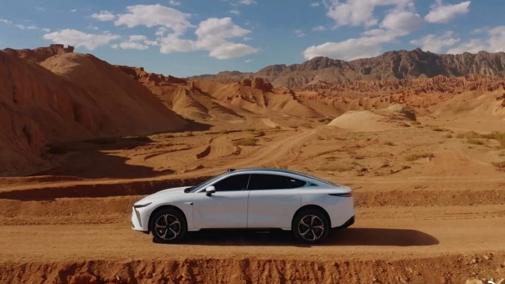 Exeed Exlantix ES сбоку в пустыне тесты