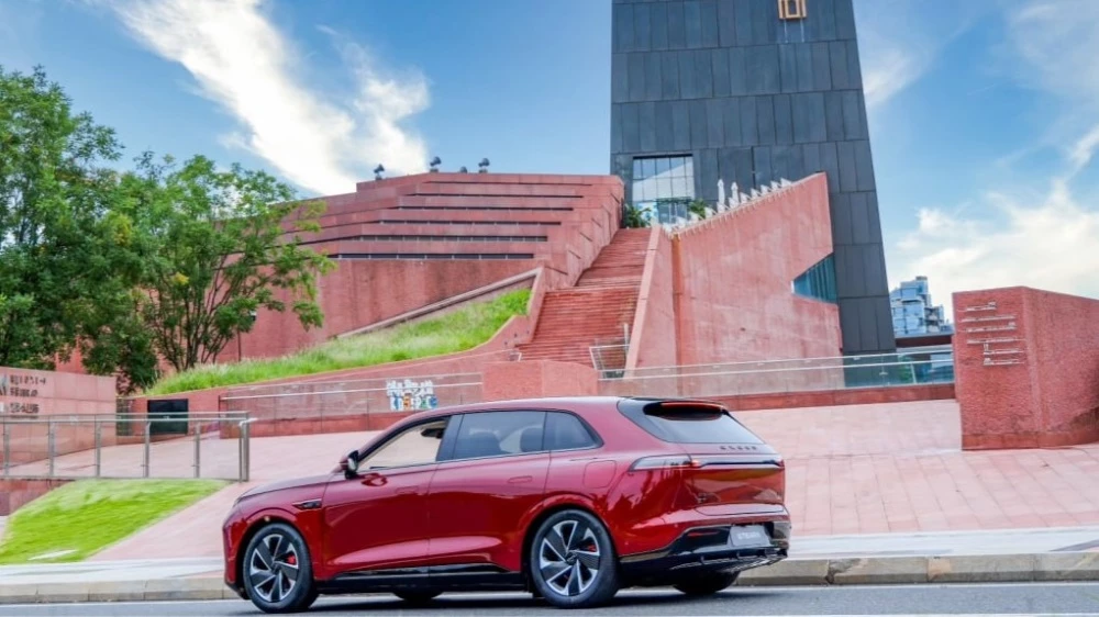 Кроссовер Exeed Exlantix ET сзади сбоку