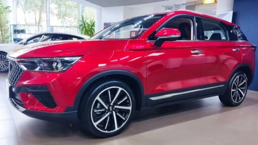 Кроссовер FAW Bestune T77 сбоку спереди в ДЦ Аарон