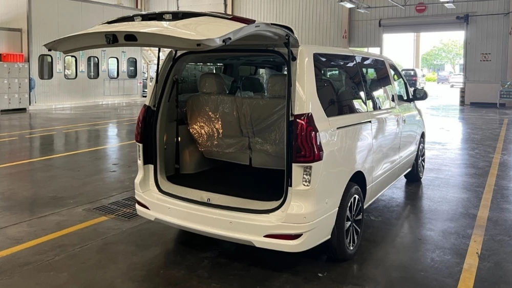 Минивэн Forthing M7 сбоку сзади багажник