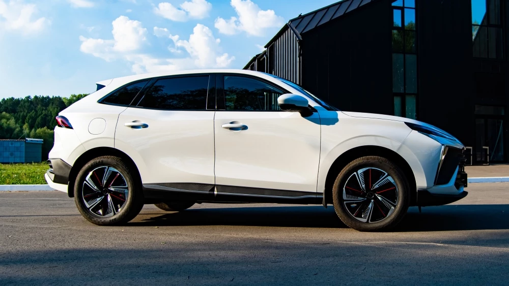 Кроссовер Forthing T5 EVO HEV в России сбоку